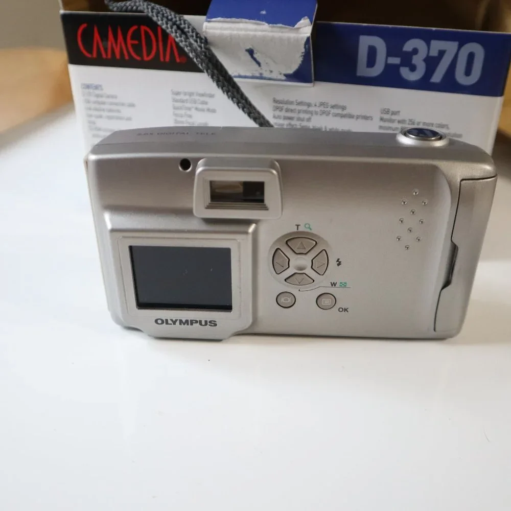 Throwback Olympus CAMEDIA D-370 1.3MP Digital Camera - Silver Vintage